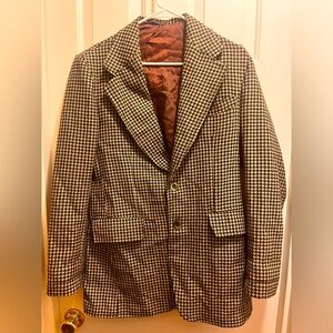 Smart, houndstooth men’s blazer.
